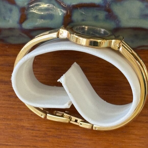 Ladies Movado Bracelet Style Watch in Gold Tone - Picture 13 of 13